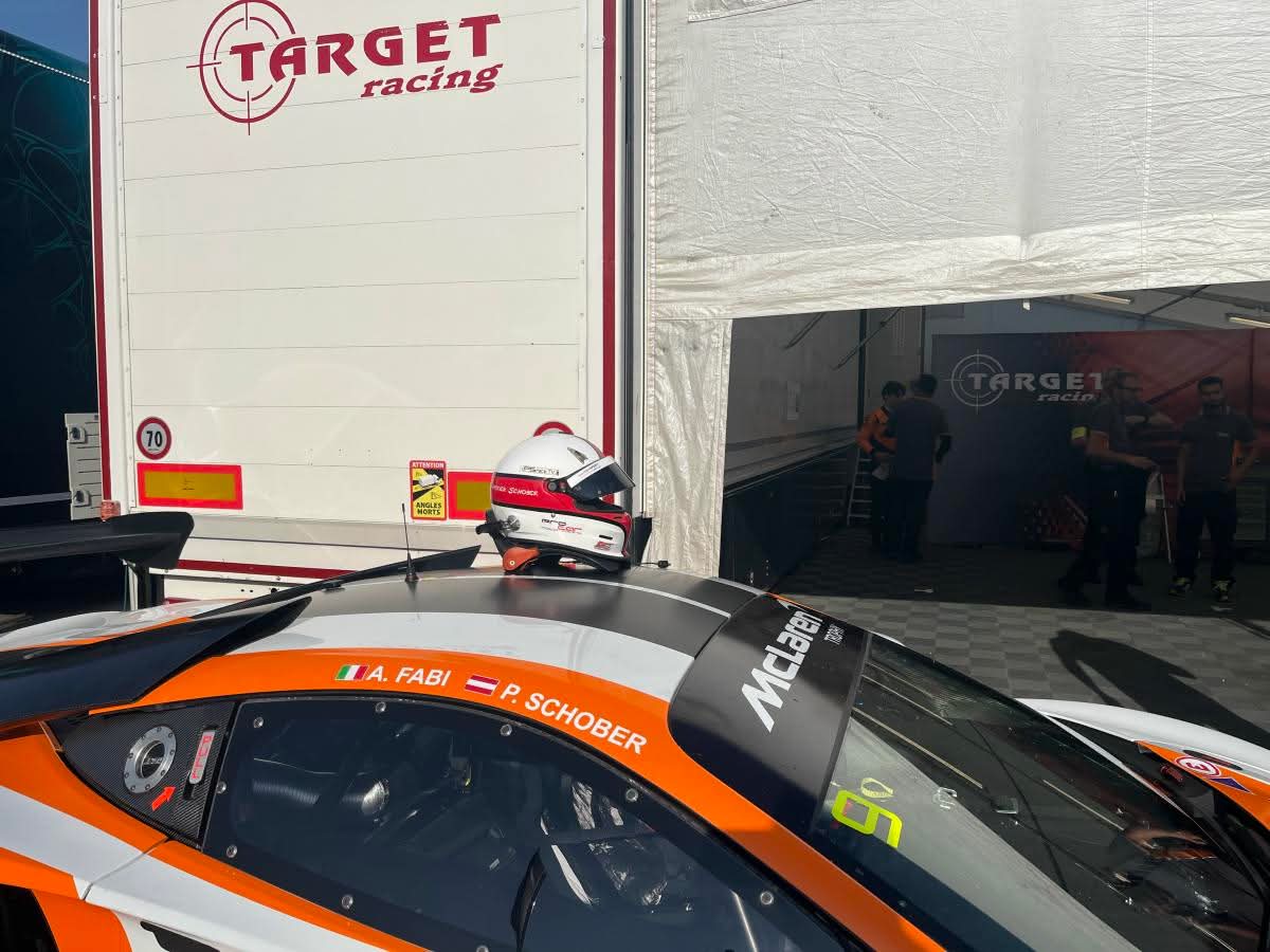 McLaren Artura GT Team TARGET